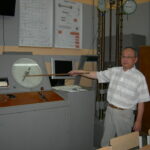 Завідувач механічної лабораторії Кім С. П. демонструє Універсальну механічну машину з навантаженням до 10 т. для стиску і розтягу зразків.