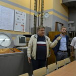 Завідувач кафедри опору матеріалів О.П.Кошевий дає пояснення про нове обладнання лабораторії.