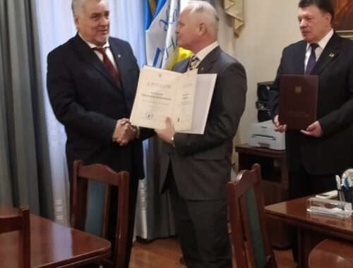 Вручення дипломів Хлапоніну Ю.І. та Сєлюкову О.В.